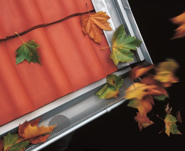 listí v okapní soustavě, čištění okapů