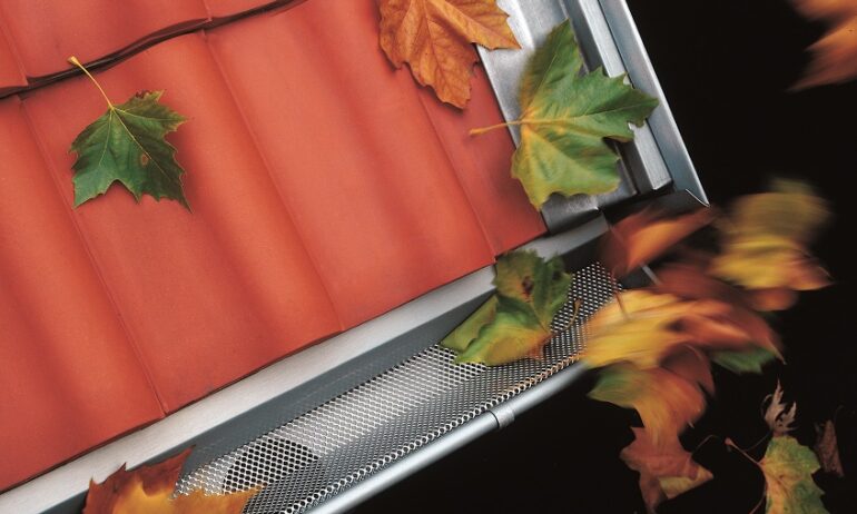 Podzimní servis střechy: Proč je čištění okapů klíčové pro ochranu vašeho domu?