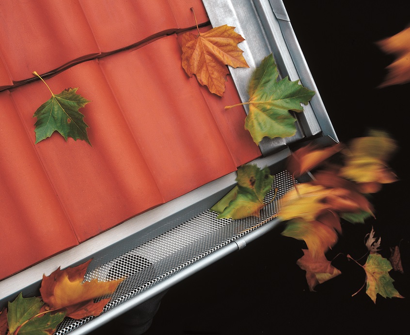 listí v okapní soustavě, čištění okapů